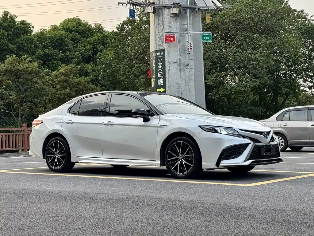 Toyota Camry — фото 9