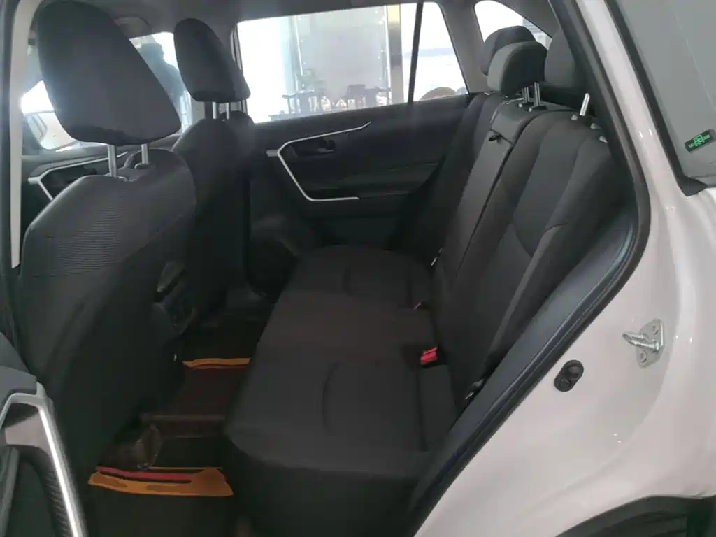 Toyota RAV4 — фото 17