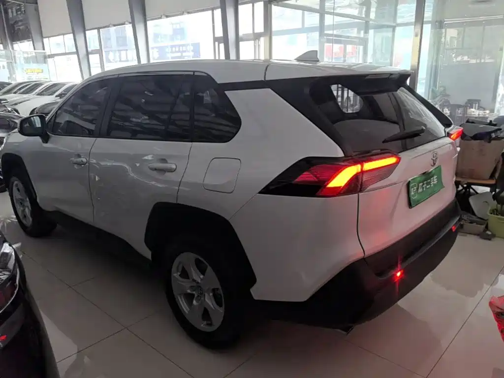 Toyota RAV4 — фото 5