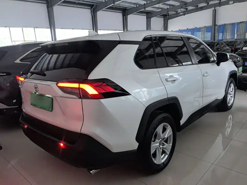 Toyota RAV4 — фото 7