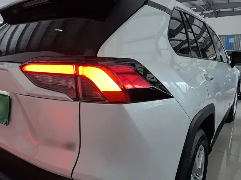 Toyota RAV4 — фото 8