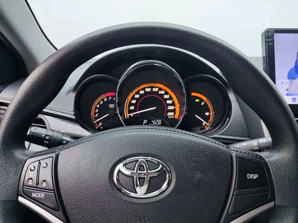 Toyota Yaris L — фото 13