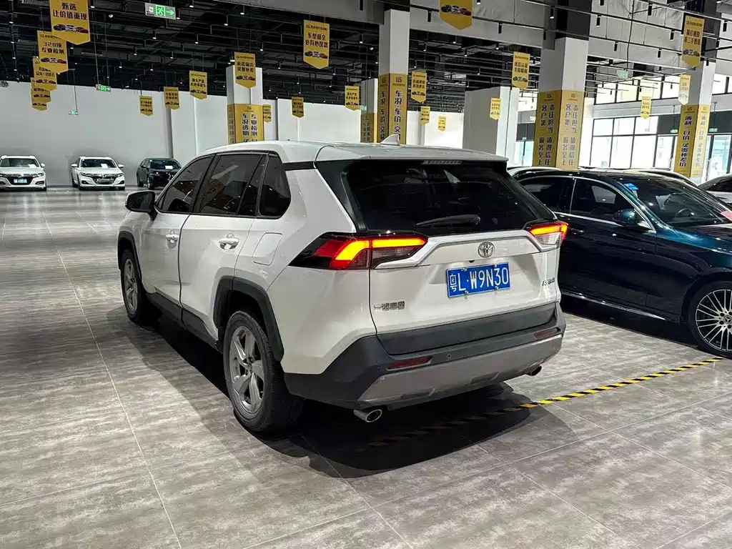 Toyota RAV4 — фото 4