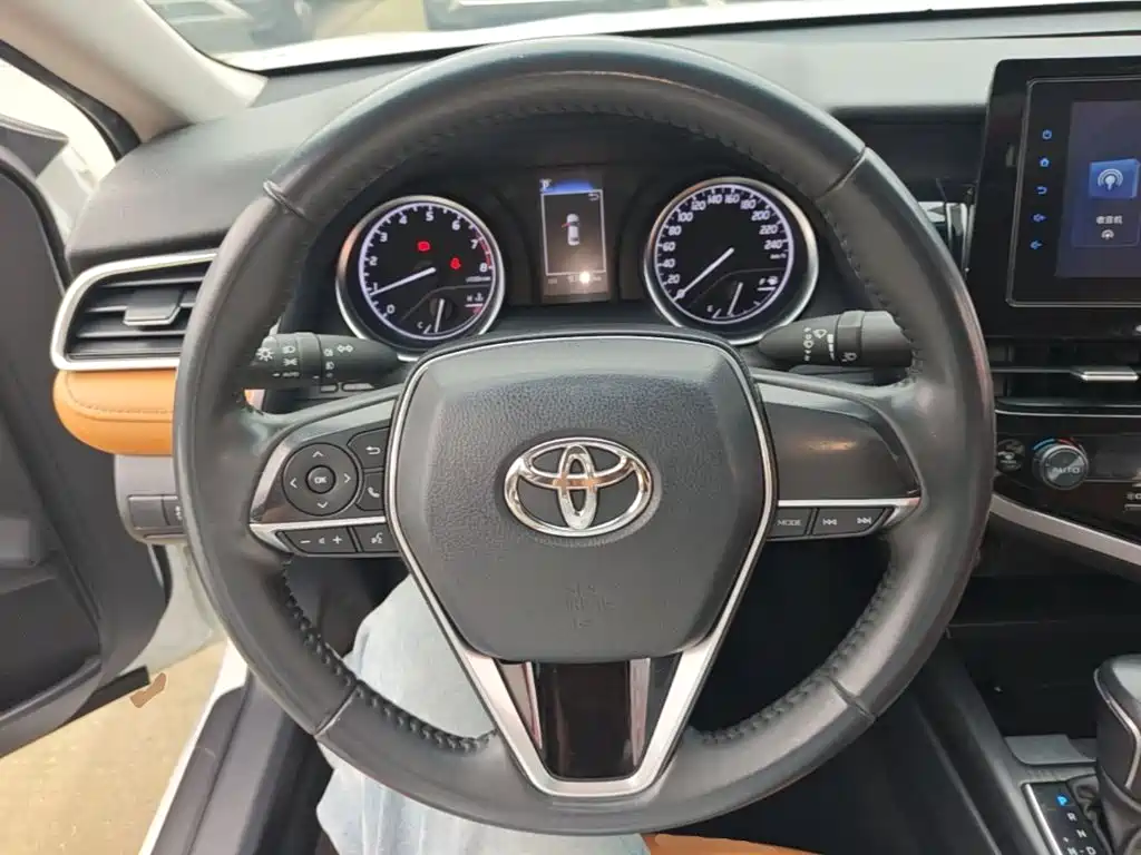 Toyota Camry — фото 11
