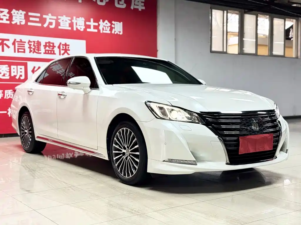 Toyota Crown — фото 2