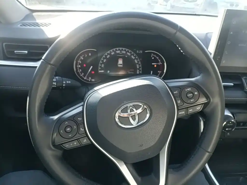 Toyota RAV4 — фото 11