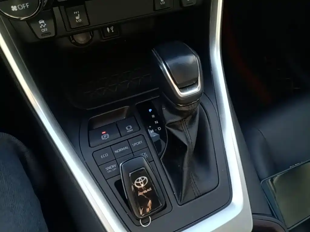 Toyota RAV4 — фото 14