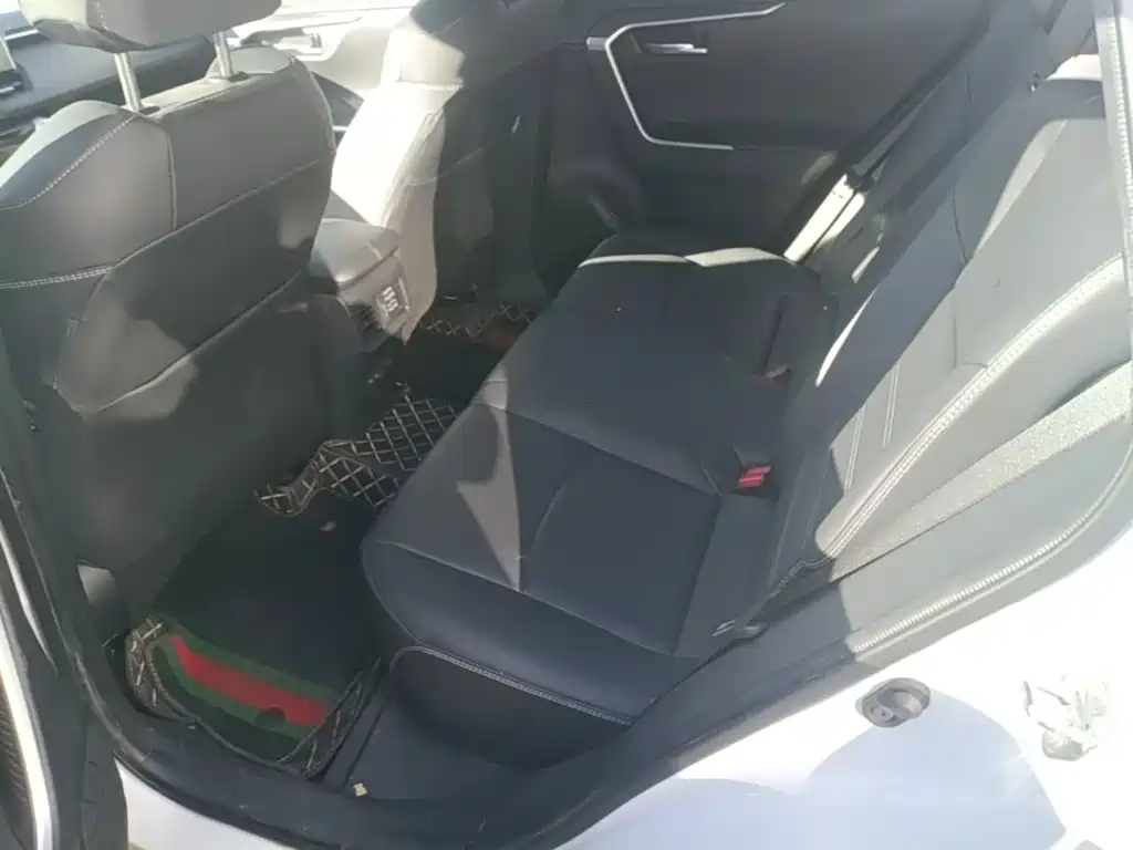 Toyota RAV4 — фото 17