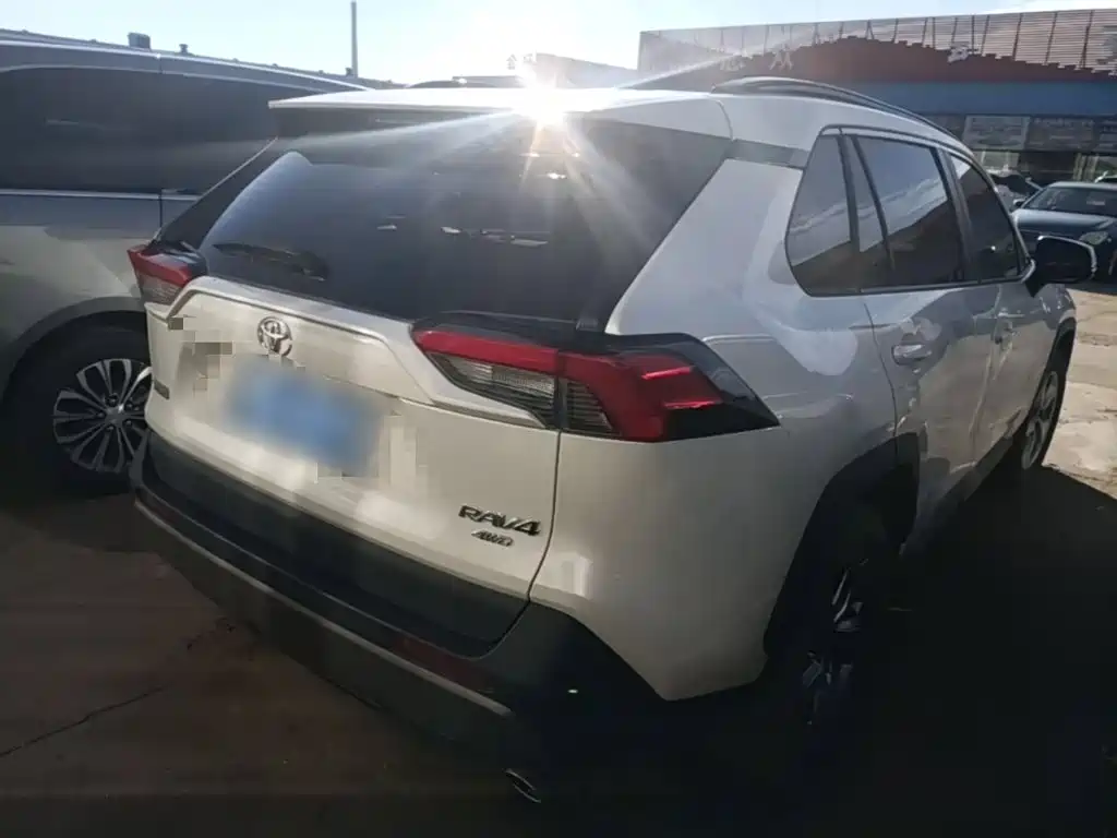 Toyota RAV4 — фото 7