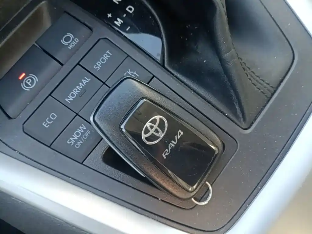 Toyota RAV4 — фото 9