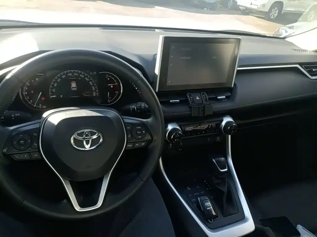 Toyota RAV4 — фото 10