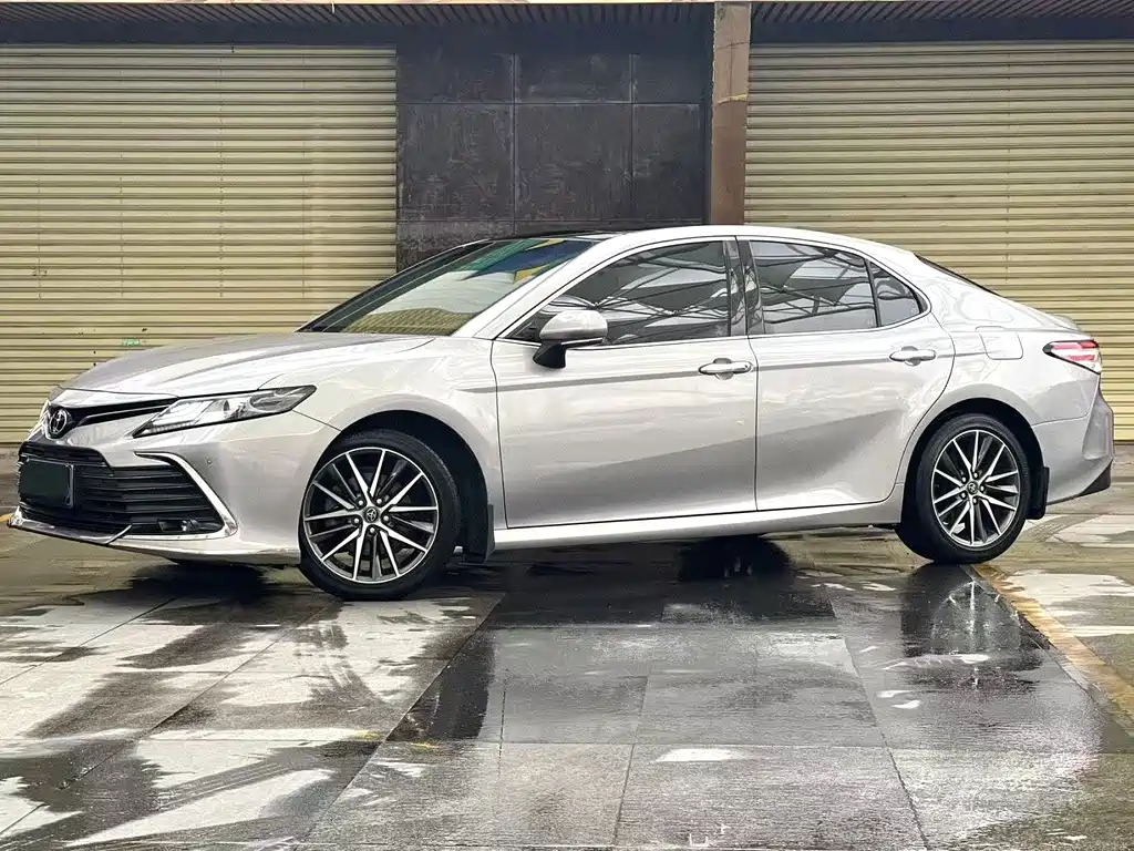 Toyota Camry — фото 2