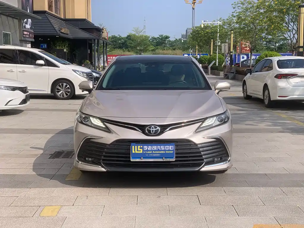 Toyota Camry — фото 2