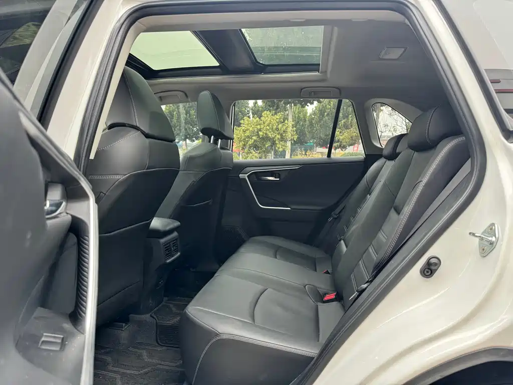 Toyota RAV4 — фото 11