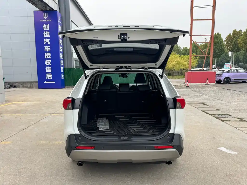 Toyota RAV4 — фото 13