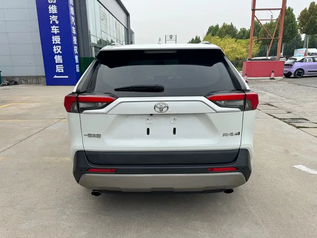 Toyota RAV4 — фото 14