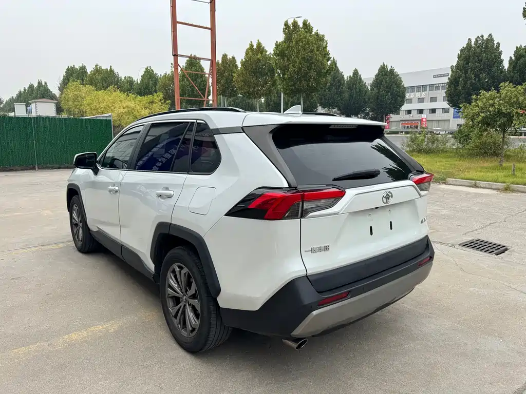Toyota RAV4 — фото 15