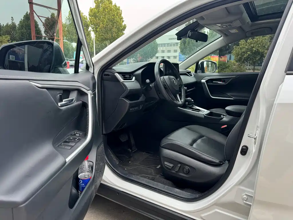 Toyota RAV4 — фото 8