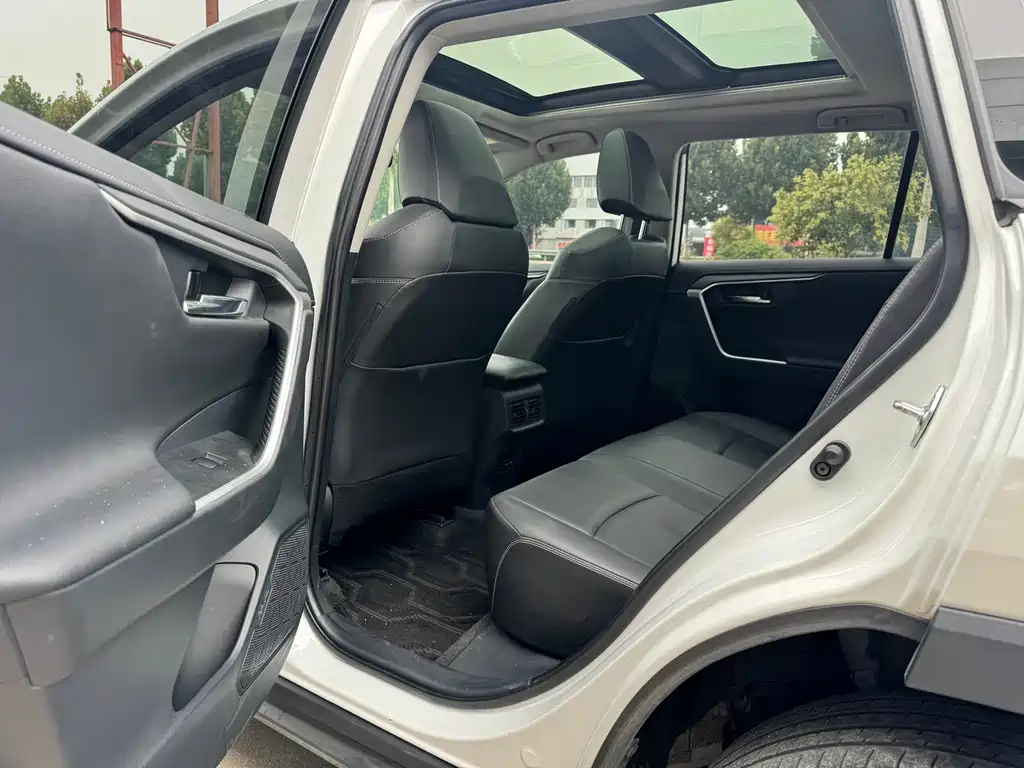 Toyota RAV4 — фото 10