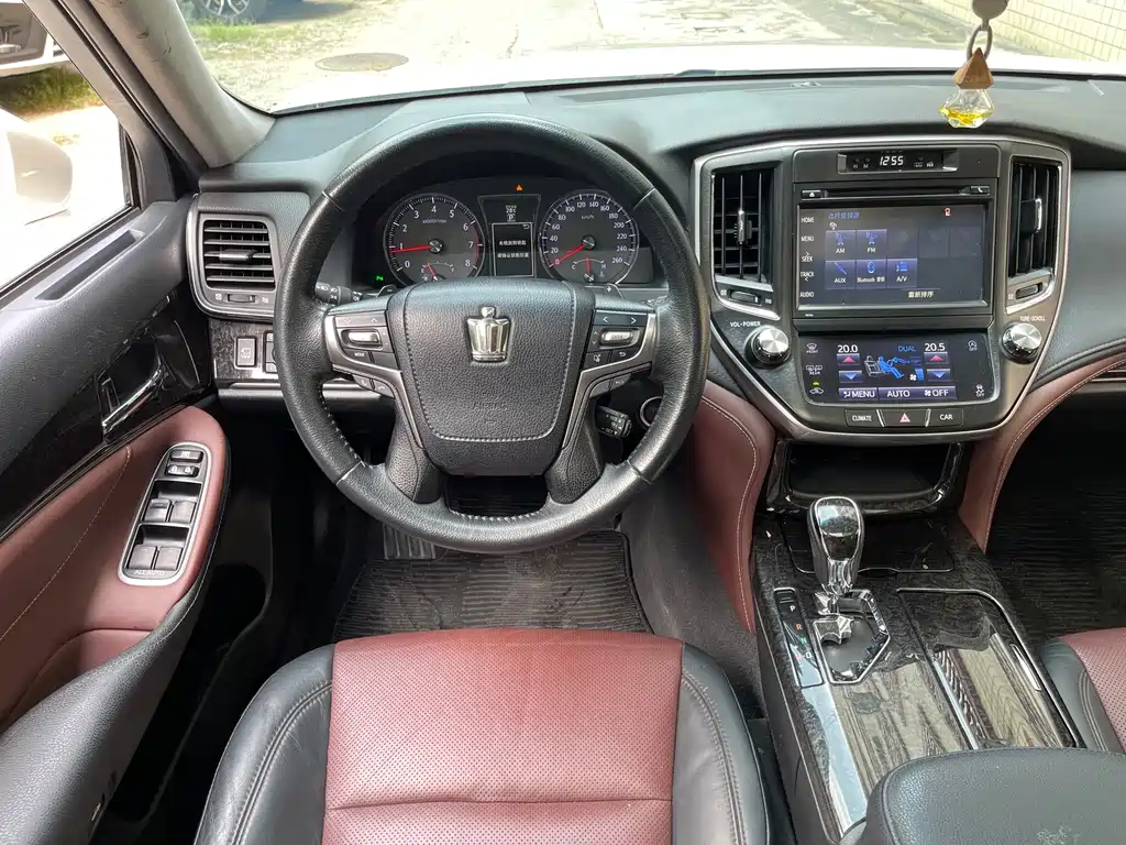 Toyota Crown — фото 10