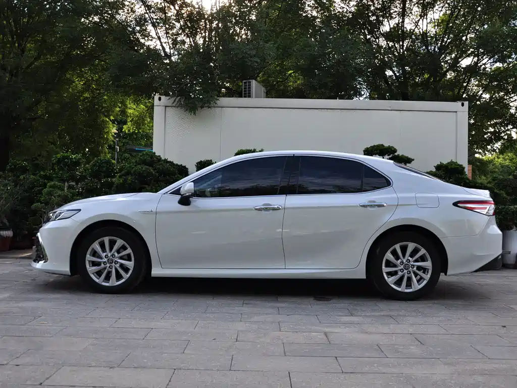 Toyota Camry — фото 3