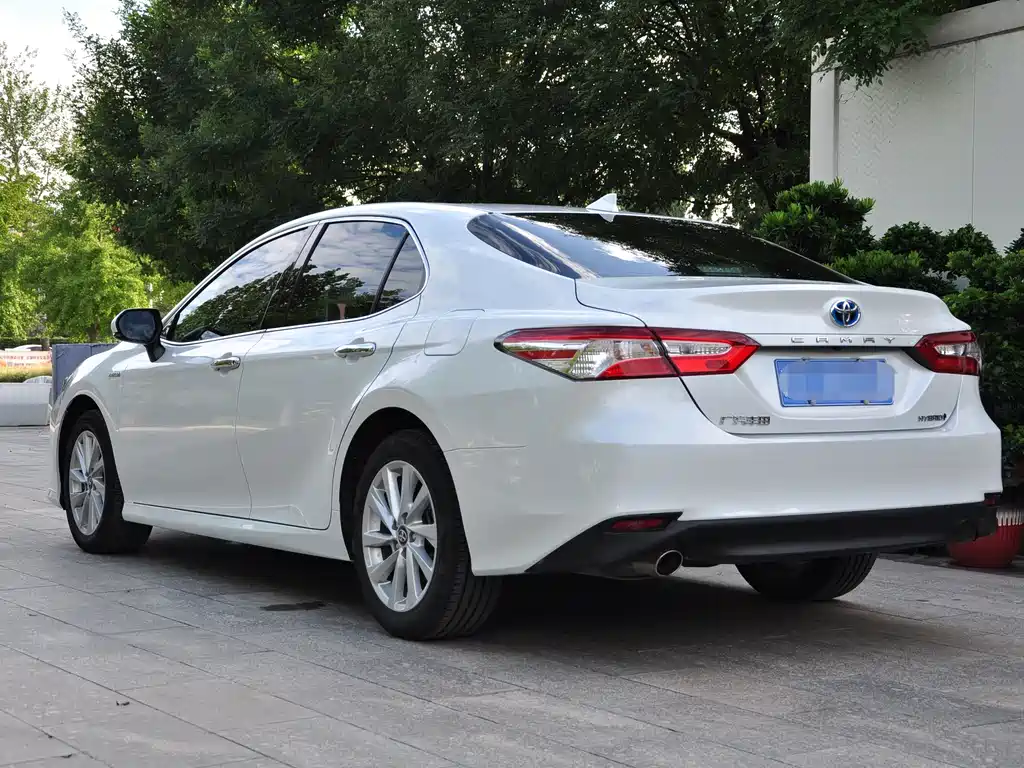 Toyota Camry — фото 4