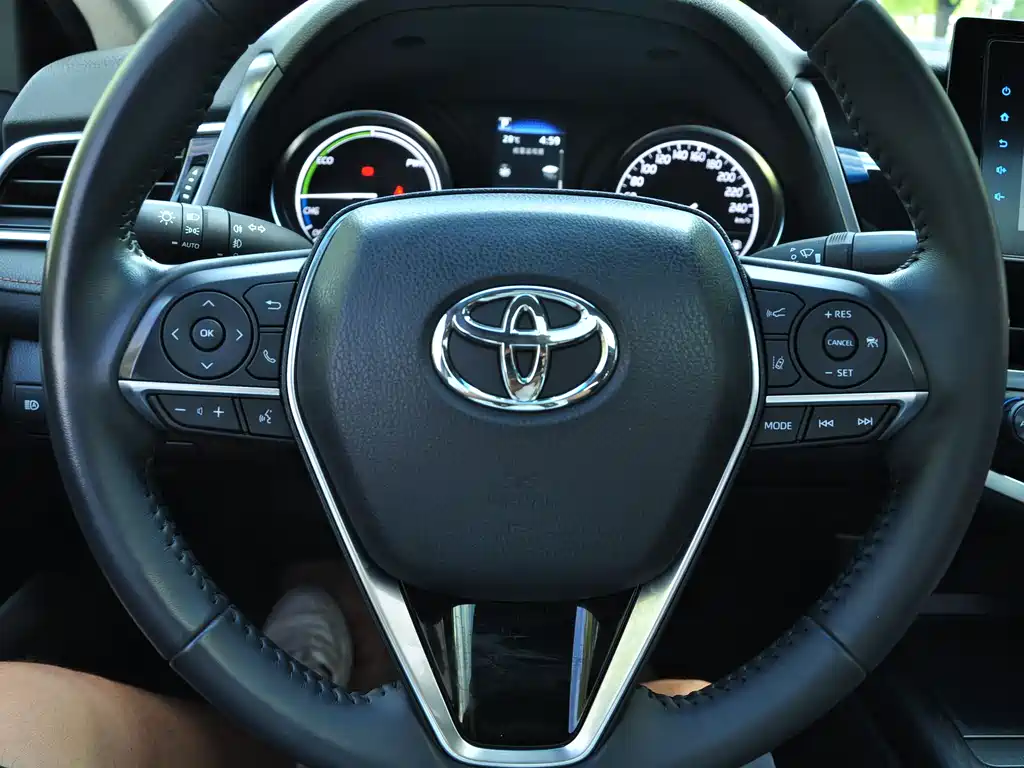 Toyota Camry — фото 8