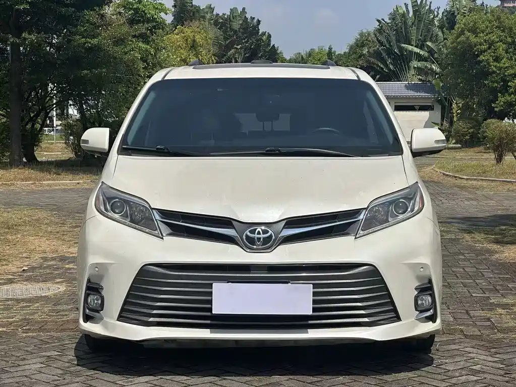 Toyota Sienna — фото 2