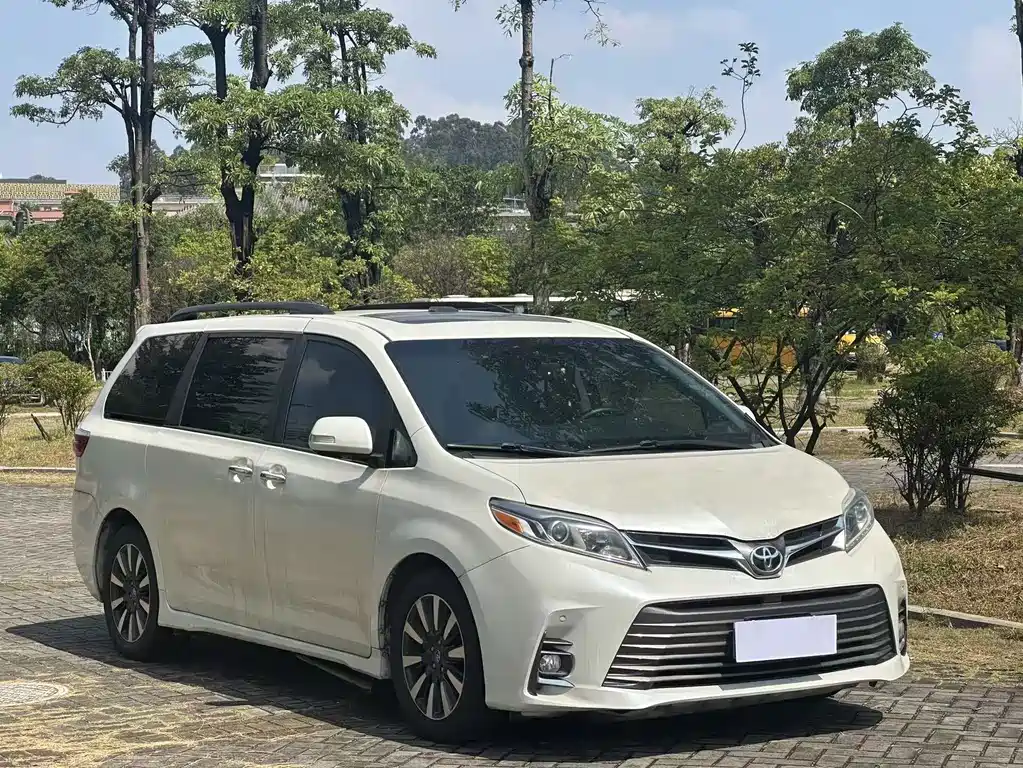 Toyota Sienna — фото 3