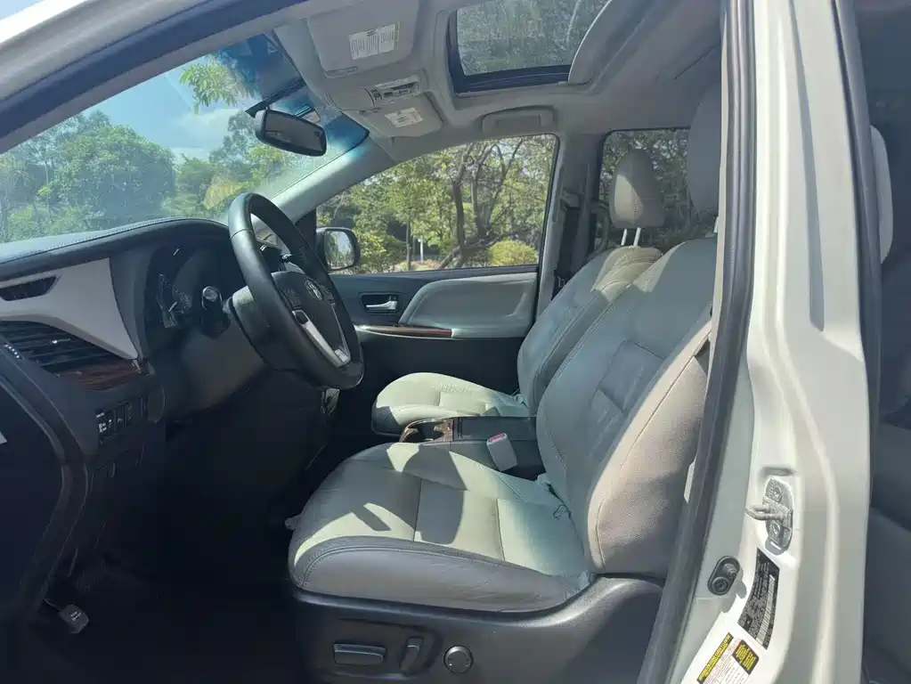 Toyota Sienna — фото 4