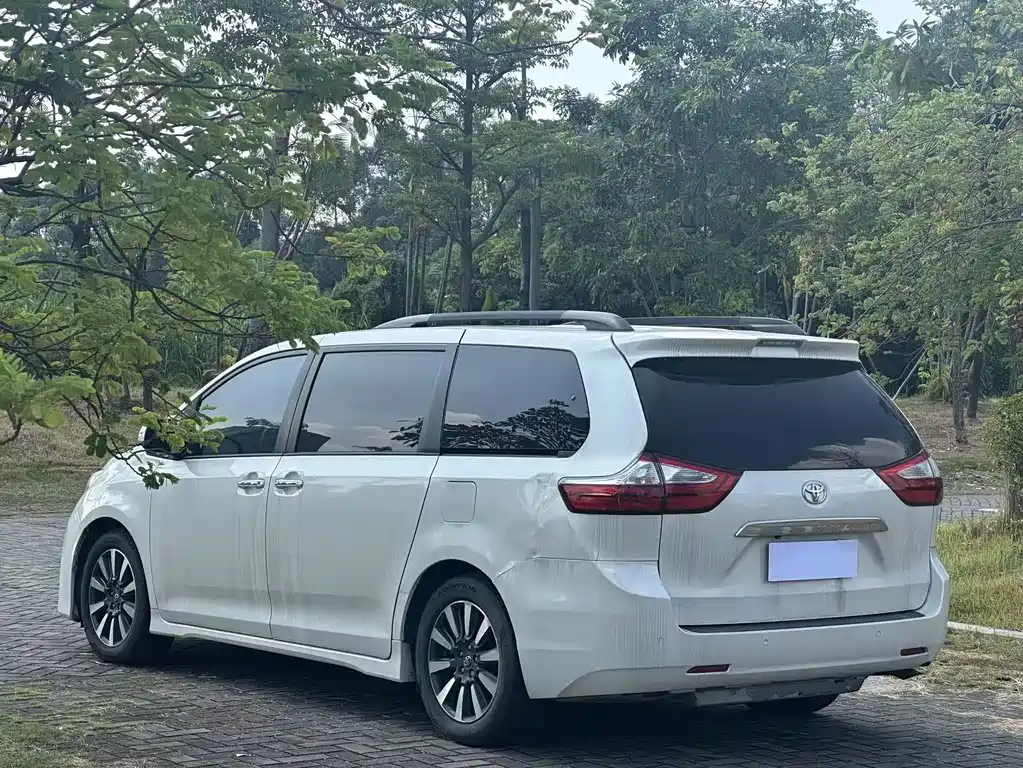 Toyota Sienna — фото 7
