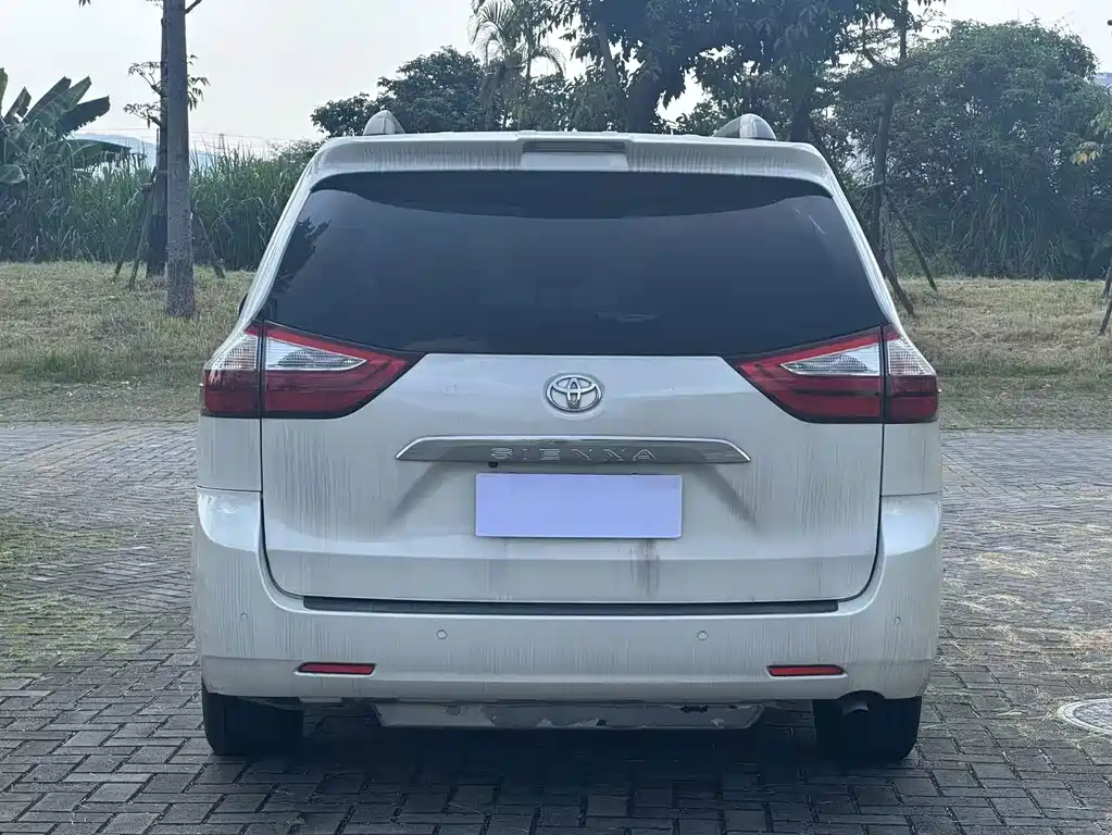Toyota Sienna — фото 8