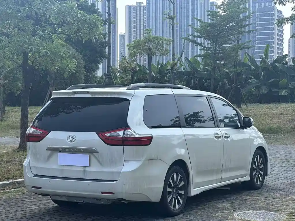 Toyota Sienna — фото 9