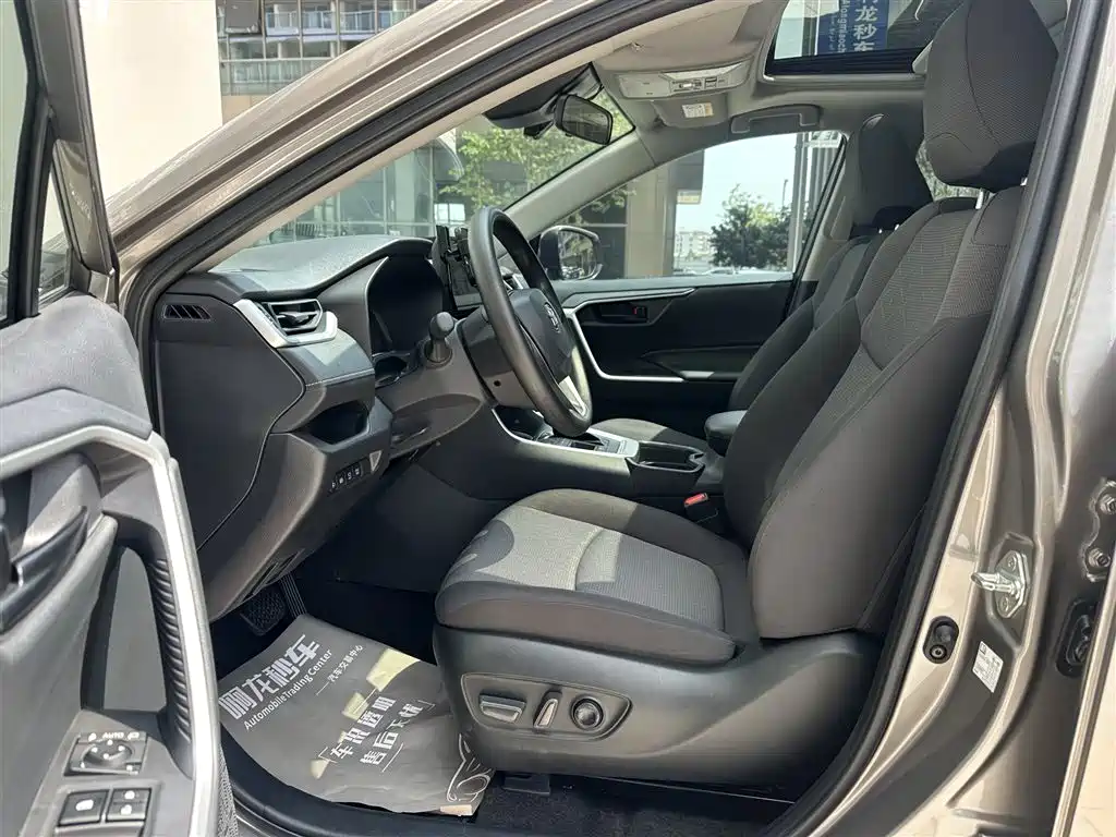 Toyota RAV4 — фото 11