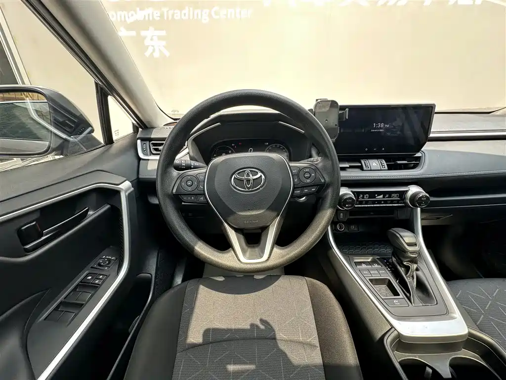 Toyota RAV4 — фото 14