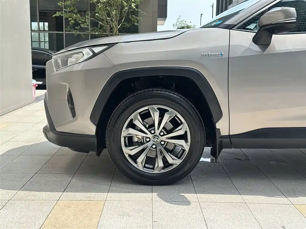 Toyota RAV4 — фото 22