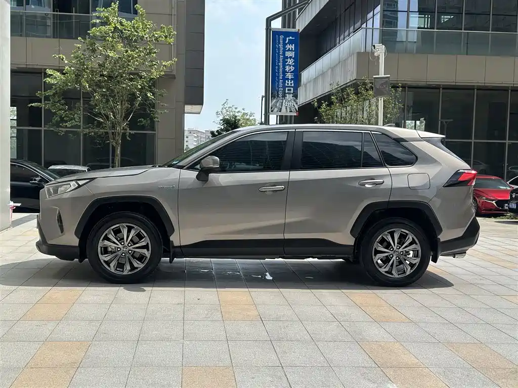 Toyota RAV4 — фото 4