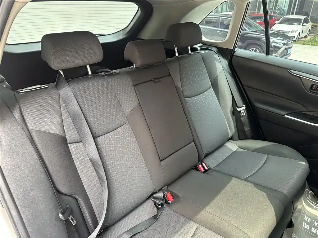 Toyota RAV4 — фото 8