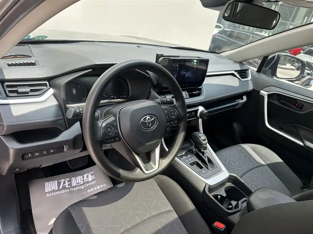 Toyota RAV4 — фото 9