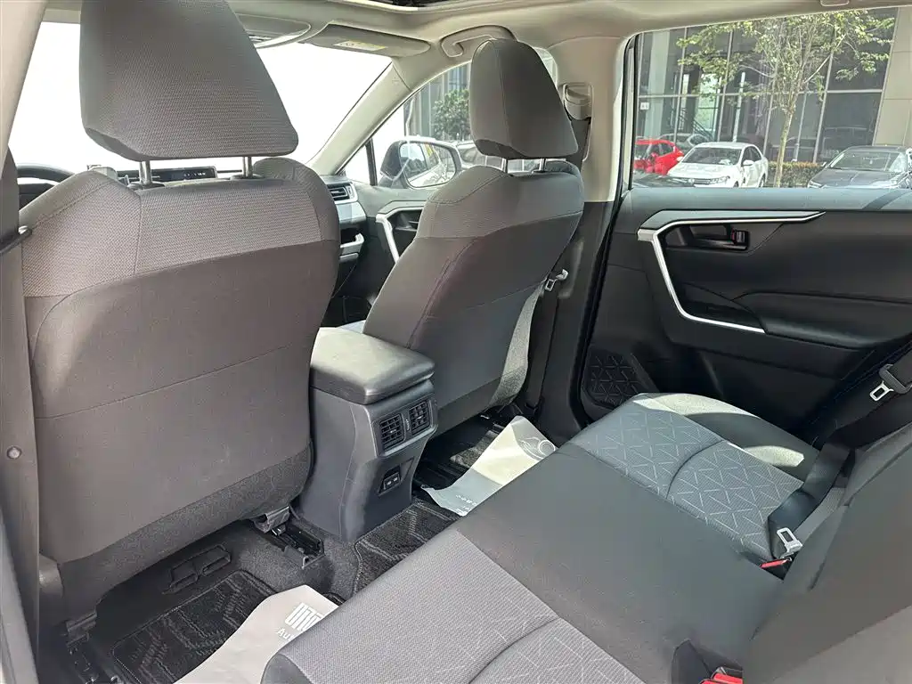 Toyota RAV4 — фото 10