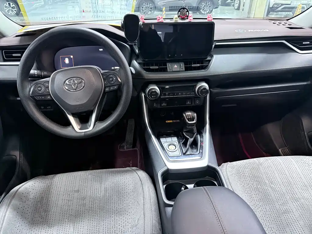 Toyota RAV4 — фото 11