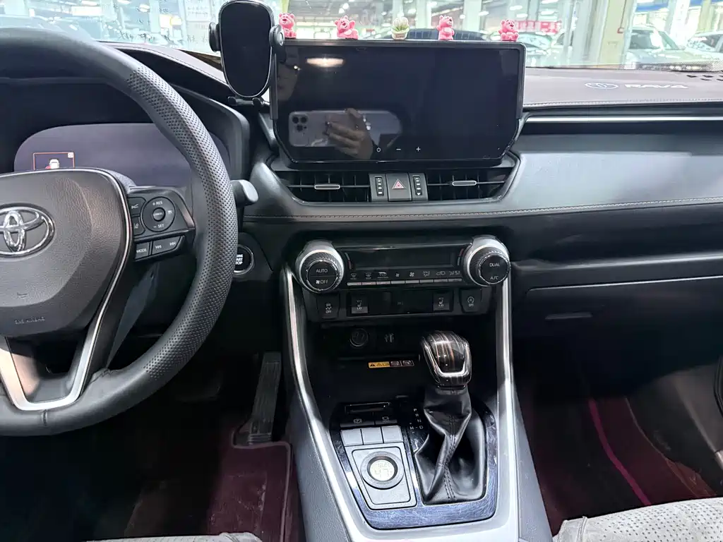 Toyota RAV4 — фото 13
