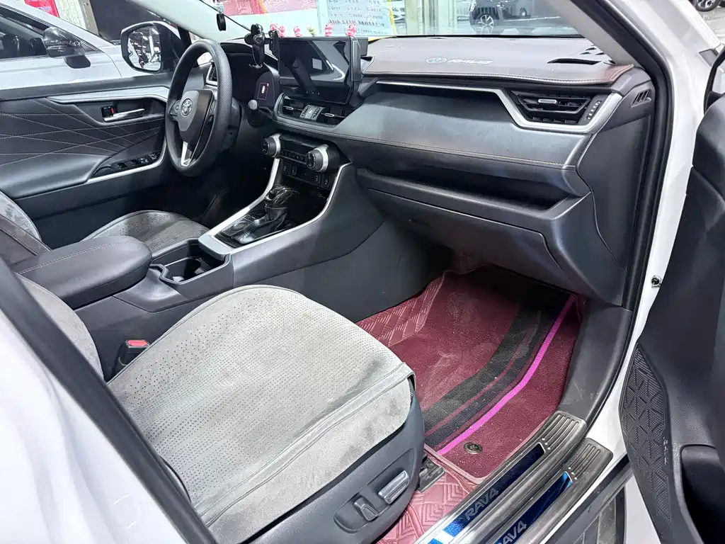Toyota RAV4 — фото 17