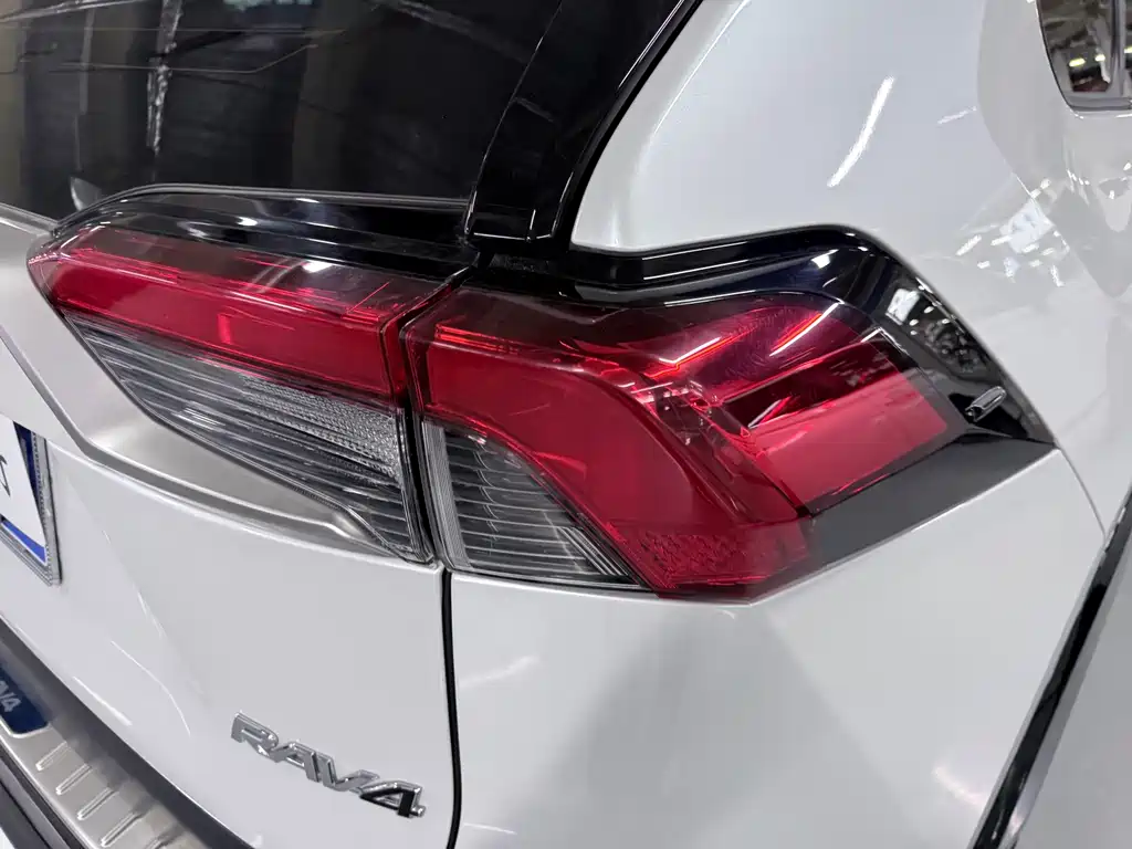 Toyota RAV4 — фото 19