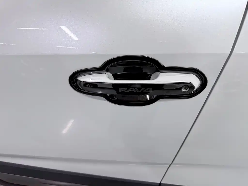 Toyota RAV4 — фото 7