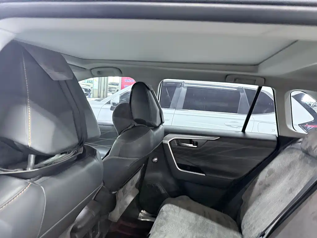 Toyota RAV4 — фото 10