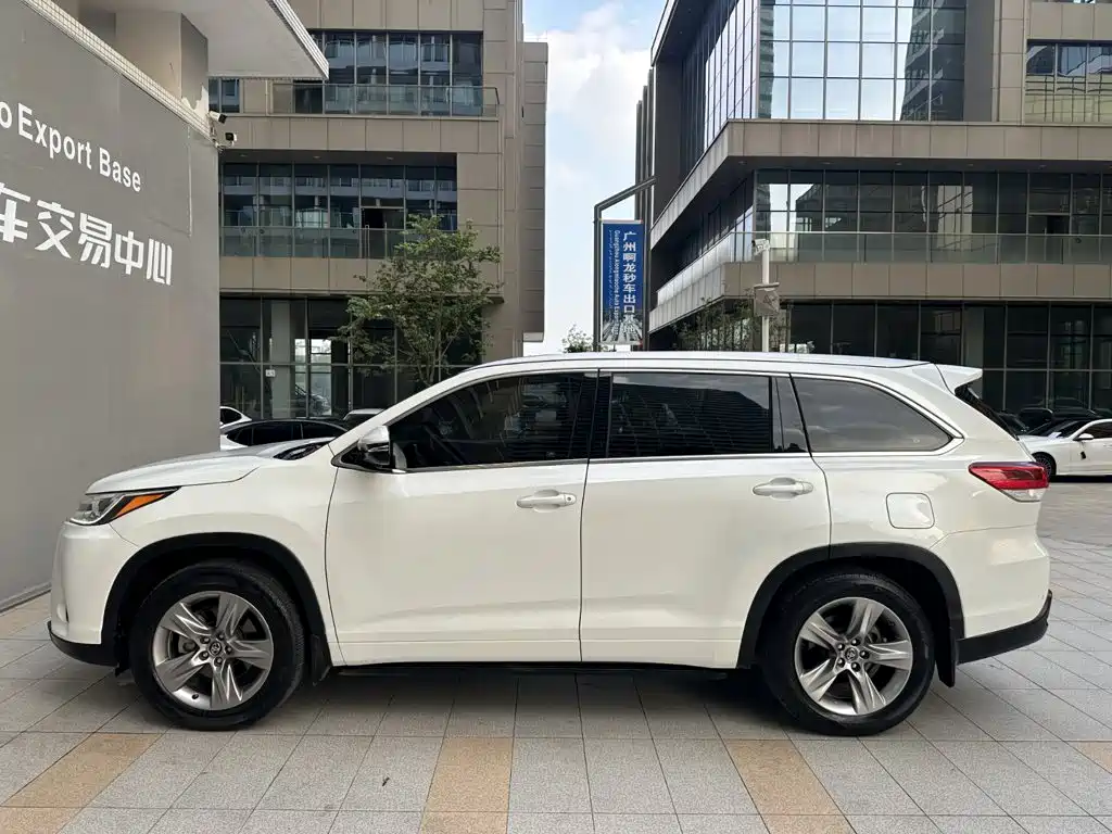 Toyota Highlander — фото 3