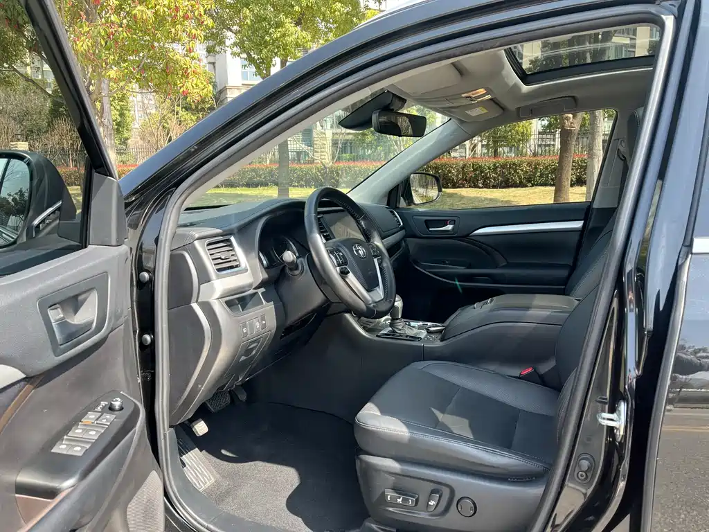 Toyota Highlander — фото 11