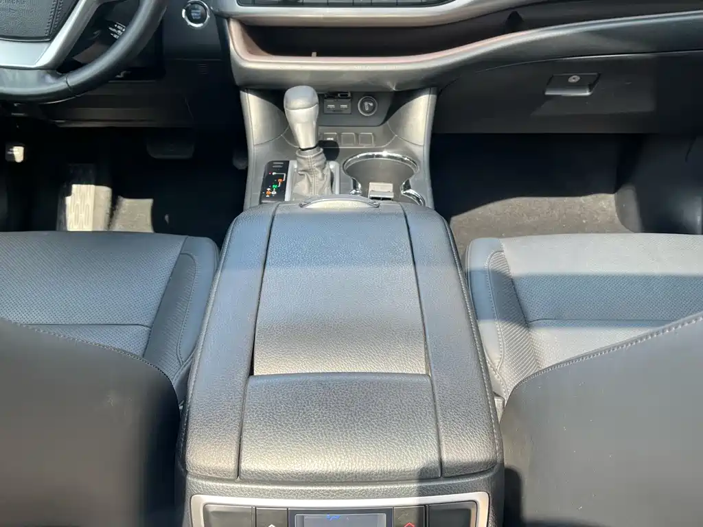 Toyota Highlander — фото 15