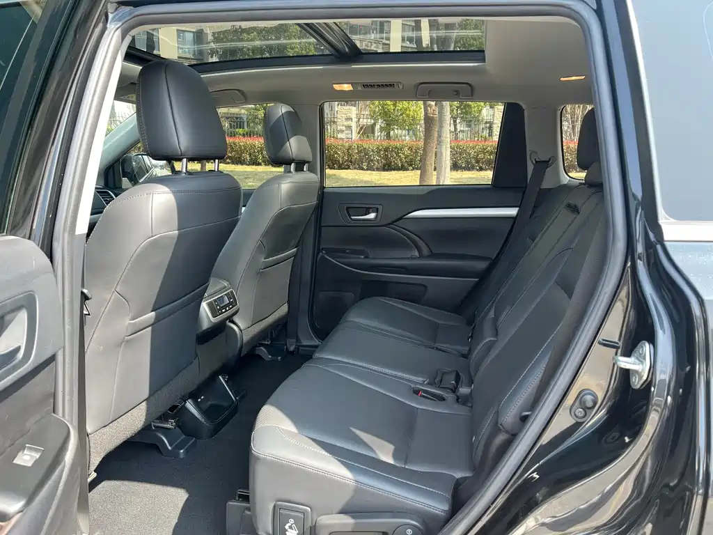 Toyota Highlander — фото 10